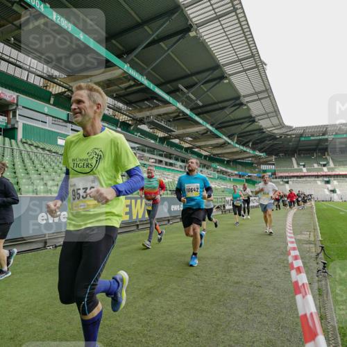 05.10.2025 - 20. swb-Marathon Bremen Michael Burmester http://msf.ph/oto/9224265 05.10.2025 10:33:13 Laufen im Stadion 7077, 7165, 9187, 9195, 9197, 9221, 9258, 9260, 9282, 9295, 9318, 9359, 9367, 9392, 9402, 9407, 9424, 9461, 9464, 9475, 9492, 9494, 9539, 9541, 9548, 9569, 9570, 9574, 9577, 9650, 9654, 9703, 9717, 9754, 9835, 9855, 9856, 9900, 9918, 9933, 9935, 9939, 9950, 10007, 10008, 10032, 10034, 10042, 10046, 10097, 10174, 10232, 10233, 10234, 10253, 10256, 10308, 10309, 10323, 10326, 10349, 10387, 10394, 10402, 10436, 10475, 10484, 10487, 10533, 10915, 10992 meine-sportfotos.de