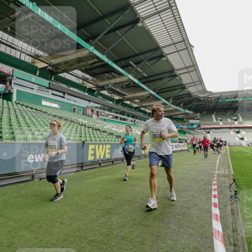 05.10.2025 - 20. swb-Marathon Bremen Michael Burmester http://msf.ph/oto/9224270 05.10.2025 10:33:15 Laufen im Stadion 7077, 9187, 9195, 9197, 9221, 9258, 9260, 9282, 9295, 9318, 9359, 9367, 9392, 9402, 9407, 9424, 9461, 9464, 9475, 9492, 9494, 9539, 9541, 9548, 9569, 9570, 9574, 9577, 9633, 9650, 9654, 9703, 9717, 9754, 9835, 9855, 9856, 9900, 9918, 9933, 9935, 9939, 9950, 10007, 10008, 10032, 10034, 10042, 10046, 10097, 10174, 10232, 10233, 10234, 10253, 10256, 10308, 10309, 10323, 10326, 10349, 10387, 10394, 10402, 10436, 10475, 10484, 10487, 10533, 10755, 10915, 10992, 7165 meine-sportfotos.de