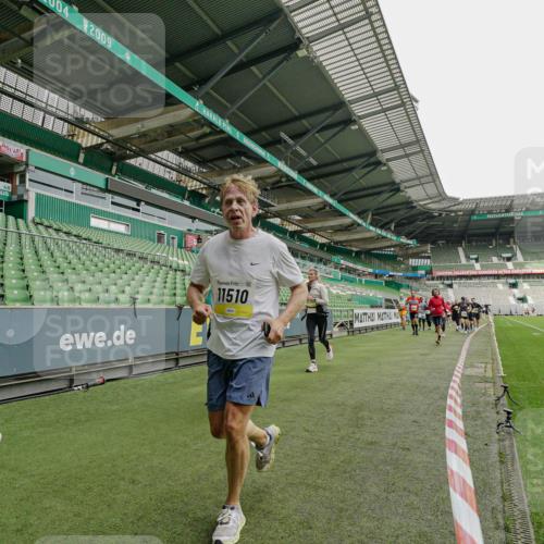 05.10.2025 - 20. swb-Marathon Bremen Michael Burmester http://msf.ph/oto/9224272 05.10.2025 10:33:15 Laufen im Stadion 7077, 9187, 9195, 9197, 9221, 9258, 9260, 9282, 9295, 9318, 9359, 9367, 9392, 9402, 9407, 9424, 9461, 9464, 9475, 9492, 9494, 9539, 9541, 9548, 9569, 9570, 9574, 9577, 9633, 9650, 9654, 9703, 9717, 9754, 9835, 9855, 9856, 9900, 9918, 9933, 9935, 9939, 9950, 10007, 10008, 10032, 10034, 10042, 10046, 10097, 10174, 10232, 10233, 10234, 10253, 10256, 10308, 10309, 10323, 10326, 10349, 10387, 10394, 10402, 10436, 10475, 10484, 10487, 10533, 10755, 10915, 10992, 7165 meine-sportfotos.de