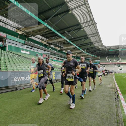 05.10.2025 - 20. swb-Marathon Bremen Michael Burmester http://msf.ph/oto/9224279 05.10.2025 10:33:22 Laufen im Stadion 7077, 9000, 9187, 9195, 9197, 9221, 9258, 9260, 9282, 9295, 9318, 9359, 9367, 9392, 9402, 9407, 9424, 9461, 9464, 9475, 9492, 9520, 9539, 9541, 9560, 9569, 9570, 9574, 9577, 9633, 9650, 9654, 9703, 9717, 9754, 9835, 9855, 9856, 9900, 9918, 9933, 9935, 9939, 9950, 10007, 10008, 10032, 10034, 10042, 10097, 10174, 10232, 10233, 10234, 10253, 10256, 10308, 10309, 10323, 10326, 10349, 10387, 10394, 10402, 10436, 10475, 10484, 10533, 10591, 10755, 10794, 10915, 10992, 7165 meine-sportfotos.de
