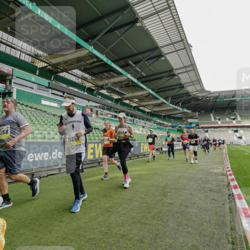 05.10.2025 - 20. swb-Marathon Bremen Michael Burmester http://msf.ph/oto/9224289 05.10.2025 10:33:26 Laufen im Stadion 7077, 9000, 9195, 9197, 9221, 9258, 9260, 9282, 9295, 9318, 9359, 9367, 9392, 9402, 9407, 9424, 9461, 9464, 9492, 9520, 9539, 9541, 9560, 9569, 9570, 9574, 9577, 9633, 9650, 9654, 9703, 9717, 9754, 9811, 9835, 9855, 9856, 9900, 9918, 9933, 9935, 9939, 9950, 10008, 10032, 10034, 10042, 10097, 10180, 10232, 10233, 10234, 10253, 10256, 10308, 10309, 10323, 10326, 10349, 10387, 10394, 10402, 10436, 10475, 10484, 10533, 10546, 10591, 10755, 10758, 10794, 10915, 10992, 7165 meine-sportfotos.de
