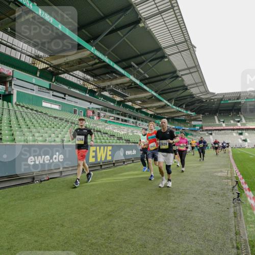 05.10.2025 - 20. swb-Marathon Bremen Michael Burmester http://msf.ph/oto/9224291 05.10.2025 10:33:28 Laufen im Stadion 5172, 7077, 9000, 9195, 9197, 9221, 9258, 9260, 9282, 9295, 9359, 9367, 9392, 9402, 9407, 9424, 9461, 9464, 9492, 9520, 9539, 9541, 9560, 9569, 9570, 9574, 9577, 9633, 9650, 9654, 9703, 9717, 9754, 9811, 9835, 9855, 9856, 9900, 9918, 9933, 9935, 9950, 10008, 10032, 10034, 10042, 10097, 10180, 10232, 10233, 10234, 10253, 10256, 10307, 10308, 10309, 10323, 10387, 10394, 10402, 10475, 10484, 10533, 10546, 10591, 10755, 10758, 10794, 10915, 10992, 7165 meine-sportfotos.de