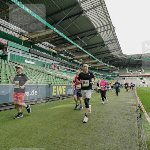 05.10.2025 - 20. swb-Marathon Bremen Michael Burmester http://msf.ph/oto/9224292 05.10.2025 10:33:29 Laufen im Stadion 5172, 7077, 9000, 9195, 9197, 9221, 9258, 9260, 9282, 9295, 9359, 9367, 9392, 9402, 9407, 9424, 9461, 9464, 9492, 9520, 9539, 9541, 9560, 9569, 9570, 9574, 9577, 9633, 9650, 9654, 9703, 9717, 9754, 9811, 9835, 9855, 9856, 9900, 9918, 9933, 9935, 9950, 10008, 10032, 10034, 10042, 10097, 10180, 10232, 10233, 10234, 10253, 10256, 10287, 10307, 10323, 10387, 10394, 10402, 10475, 10484, 10533, 10546, 10591, 10755, 10758, 10794, 10915, 10992, 7165, 9407 meine-sportfotos.de