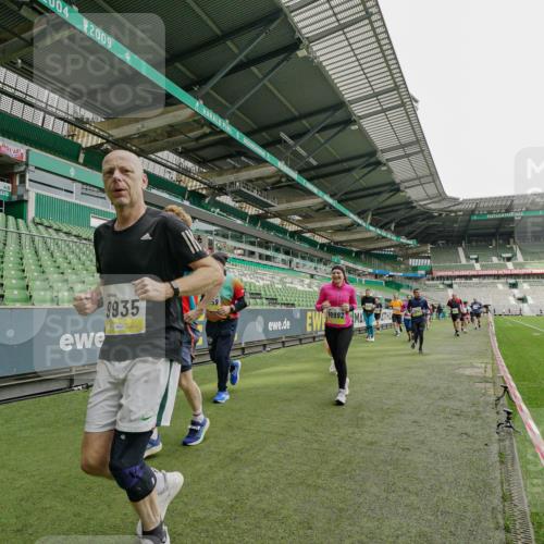 05.10.2025 - 20. swb-Marathon Bremen Michael Burmester http://msf.ph/oto/9224294 05.10.2025 10:33:30 Laufen im Stadion 5172, 7077, 9000, 9195, 9197, 9221, 9258, 9260, 9282, 9295, 9359, 9367, 9392, 9402, 9424, 9461, 9464, 9492, 9520, 9529, 9539, 9541, 9560, 9569, 9570, 9574, 9577, 9633, 9650, 9654, 9703, 9717, 9811, 9835, 9855, 9856, 9900, 9918, 9933, 9935, 9950, 10008, 10032, 10034, 10042, 10180, 10232, 10233, 10234, 10253, 10256, 10287, 10307, 10323, 10387, 10394, 10402, 10475, 10484, 10533, 10546, 10591, 10755, 10758, 10794, 10915, 10992, 7165, 9407 meine-sportfotos.de