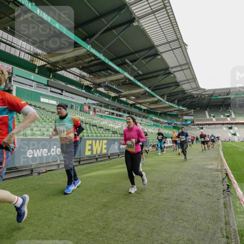 05.10.2025 - 20. swb-Marathon Bremen Michael Burmester http://msf.ph/oto/9224296 05.10.2025 10:33:30 Laufen im Stadion 5172, 7077, 9000, 9195, 9197, 9221, 9258, 9260, 9282, 9295, 9359, 9367, 9392, 9402, 9424, 9461, 9464, 9492, 9520, 9529, 9539, 9541, 9560, 9569, 9570, 9574, 9577, 9633, 9650, 9654, 9703, 9717, 9811, 9835, 9855, 9856, 9900, 9918, 9933, 9935, 9950, 10008, 10032, 10034, 10042, 10180, 10232, 10233, 10234, 10253, 10256, 10287, 10307, 10323, 10387, 10394, 10402, 10475, 10484, 10533, 10546, 10591, 10755, 10758, 10794, 10915, 10992, 7165, 9407 meine-sportfotos.de