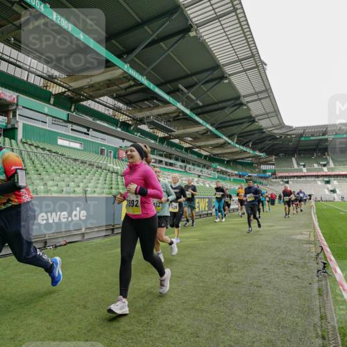 05.10.2025 - 20. swb-Marathon Bremen Michael Burmester http://msf.ph/oto/9224297 05.10.2025 10:33:31 Laufen im Stadion 5172, 7077, 9000, 9195, 9197, 9221, 9258, 9260, 9282, 9295, 9359, 9367, 9392, 9402, 9424, 9461, 9464, 9492, 9520, 9529, 9539, 9541, 9560, 9569, 9570, 9574, 9577, 9633, 9654, 9703, 9717, 9811, 9835, 9855, 9856, 9900, 9918, 9933, 9935, 9950, 10008, 10032, 10034, 10042, 10180, 10232, 10233, 10234, 10253, 10256, 10287, 10302, 10307, 10323, 10387, 10394, 10402, 10475, 10484, 10533, 10546, 10591, 10755, 10758, 10794, 10915, 10992, 7165, 9407 meine-sportfotos.de