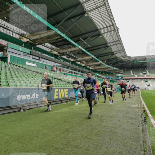 05.10.2025 - 20. swb-Marathon Bremen Michael Burmester http://msf.ph/oto/9224300 05.10.2025 10:33:32 Laufen im Stadion 5172, 7077, 9000, 9195, 9197, 9221, 9258, 9260, 9282, 9295, 9359, 9367, 9392, 9402, 9424, 9461, 9492, 9520, 9529, 9539, 9541, 9560, 9569, 9570, 9574, 9577, 9633, 9654, 9703, 9717, 9811, 9835, 9855, 9856, 9900, 9918, 9933, 9935, 9950, 10008, 10015, 10032, 10034, 10042, 10180, 10232, 10233, 10234, 10253, 10256, 10287, 10302, 10307, 10323, 10387, 10394, 10402, 10475, 10484, 10533, 10546, 10591, 10755, 10758, 10794, 10915, 10992, 7165, 9295, 9407, 9461 meine-sportfotos.de