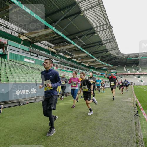 05.10.2025 - 20. swb-Marathon Bremen Michael Burmester http://msf.ph/oto/9224302 05.10.2025 10:33:33 Laufen im Stadion 5172, 7077, 9000, 9195, 9197, 9221, 9258, 9260, 9282, 9359, 9367, 9392, 9402, 9424, 9492, 9520, 9529, 9539, 9541, 9560, 9569, 9570, 9574, 9577, 9633, 9654, 9703, 9717, 9811, 9835, 9855, 9856, 9881, 9882, 9900, 9933, 9935, 9950, 10008, 10015, 10032, 10034, 10042, 10180, 10231, 10232, 10233, 10234, 10253, 10256, 10287, 10302, 10307, 10323, 10387, 10394, 10402, 10475, 10484, 10533, 10546, 10591, 10755, 10758, 10794, 10915, 10992, 7165, 9295, 9392, 9407, 9461 meine-sportfotos.de