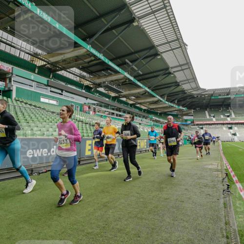 05.10.2025 - 20. swb-Marathon Bremen Michael Burmester http://msf.ph/oto/9224304 05.10.2025 10:33:34 Laufen im Stadion 5172, 7077, 9000, 9195, 9197, 9221, 9258, 9260, 9282, 9359, 9367, 9402, 9424, 9492, 9520, 9529, 9539, 9541, 9560, 9569, 9570, 9574, 9577, 9633, 9654, 9703, 9717, 9811, 9835, 9855, 9856, 9881, 9882, 9900, 9933, 9935, 9950, 10008, 10015, 10032, 10034, 10042, 10180, 10231, 10232, 10233, 10234, 10253, 10256, 10287, 10302, 10307, 10323, 10387, 10394, 10402, 10475, 10484, 10533, 10546, 10590, 10591, 10755, 10758, 10794, 10915, 10992, 7165, 9295, 9392, 9407, 9461 meine-sportfotos.de