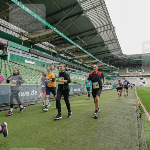 05.10.2025 - 20. swb-Marathon Bremen Michael Burmester http://msf.ph/oto/9224305 05.10.2025 10:33:35 Laufen im Stadion 5172, 7077, 9000, 9195, 9197, 9221, 9258, 9260, 9282, 9359, 9367, 9402, 9424, 9492, 9520, 9529, 9539, 9541, 9560, 9569, 9570, 9574, 9577, 9633, 9654, 9703, 9717, 9811, 9835, 9855, 9856, 9881, 9882, 9900, 9933, 9935, 9950, 10008, 10015, 10028, 10032, 10042, 10180, 10231, 10232, 10233, 10234, 10253, 10256, 10287, 10302, 10307, 10323, 10387, 10394, 10402, 10475, 10484, 10533, 10546, 10590, 10591, 10755, 10758, 10794, 10915, 10992, 9295, 9392, 9407, 9461 meine-sportfotos.de