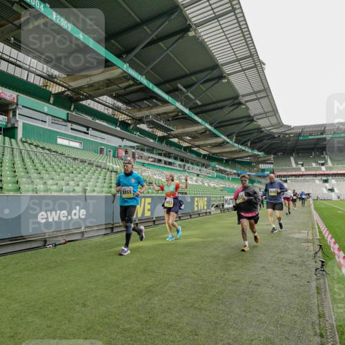 05.10.2025 - 20. swb-Marathon Bremen Michael Burmester http://msf.ph/oto/9224307 05.10.2025 10:33:36 Laufen im Stadion 5172, 7077, 9000, 9195, 9197, 9221, 9258, 9260, 9282, 9314, 9359, 9367, 9402, 9424, 9492, 9520, 9529, 9539, 9541, 9560, 9569, 9570, 9574, 9577, 9633, 9654, 9703, 9717, 9811, 9835, 9855, 9881, 9882, 9900, 9902, 9933, 9935, 9950, 10008, 10015, 10028, 10032, 10042, 10180, 10231, 10232, 10233, 10234, 10253, 10256, 10287, 10302, 10307, 10323, 10387, 10394, 10402, 10475, 10484, 10533, 10546, 10590, 10591, 10755, 10758, 10794, 10915, 10992, 9195, 9197, 9295, 9392, 9407, 9461 meine-sportfotos.de
