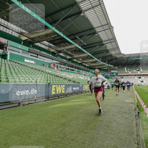 05.10.2025 - 20. swb-Marathon Bremen Michael Burmester http://msf.ph/oto/9224312 05.10.2025 10:33:41 Laufen im Stadion 5172, 7077, 9000, 9221, 9258, 9260, 9282, 9314, 9359, 9424, 9489, 9520, 9521, 9529, 9539, 9541, 9560, 9569, 9570, 9577, 9633, 9654, 9703, 9717, 9811, 9835, 9855, 9881, 9882, 9902, 9935, 10008, 10015, 10028, 10032, 10107, 10180, 10195, 10231, 10232, 10233, 10234, 10253, 10256, 10287, 10302, 10307, 10323, 10387, 10394, 10466, 10475, 10484, 10533, 10546, 10590, 10591, 10755, 10758, 10794, 10915, 10992, 9195, 9197, 9295, 9367, 9392, 9402, 9407, 9461, 9492 meine-sportfotos.de