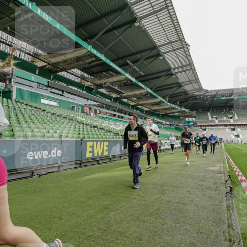 05.10.2025 - 20. swb-Marathon Bremen Michael Burmester http://msf.ph/oto/9224314 05.10.2025 10:33:42 Laufen im Stadion 5172, 7077, 9000, 9221, 9258, 9260, 9282, 9309, 9314, 9359, 9424, 9489, 9520, 9521, 9529, 9539, 9541, 9560, 9569, 9577, 9633, 9654, 9703, 9717, 9811, 9835, 9855, 9881, 9882, 9902, 9935, 10008, 10015, 10028, 10032, 10107, 10180, 10195, 10231, 10232, 10233, 10234, 10253, 10256, 10287, 10302, 10307, 10323, 10387, 10394, 10466, 10484, 10533, 10546, 10590, 10591, 10755, 10758, 10794, 10915, 10992, 9195, 9197, 9295, 9367, 9392, 9402, 9407, 9461, 9492 meine-sportfotos.de