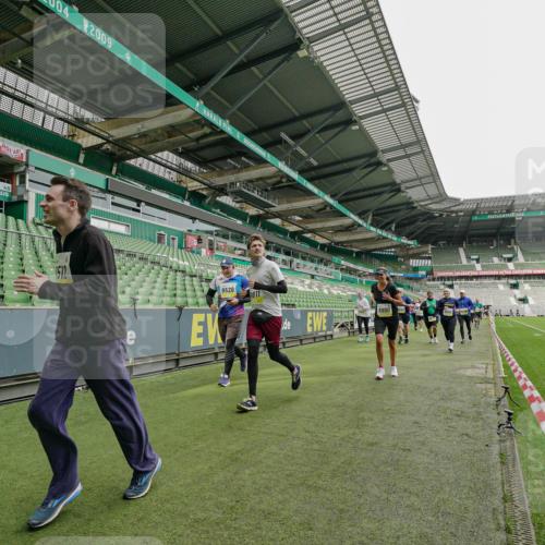 05.10.2025 - 20. swb-Marathon Bremen Michael Burmester http://msf.ph/oto/9224316 05.10.2025 10:33:43 Laufen im Stadion 5172, 7077, 9000, 9221, 9258, 9260, 9282, 9309, 9314, 9359, 9424, 9489, 9520, 9521, 9529, 9539, 9541, 9560, 9569, 9577, 9633, 9654, 9717, 9811, 9835, 9855, 9881, 9882, 9902, 9935, 10008, 10015, 10028, 10032, 10107, 10180, 10195, 10231, 10232, 10233, 10234, 10253, 10256, 10287, 10302, 10307, 10323, 10387, 10394, 10466, 10484, 10533, 10546, 10590, 10591, 10755, 10758, 10794, 10915, 10992, 9195, 9197, 9295, 9367, 9392, 9402, 9407, 9461, 9492 meine-sportfotos.de