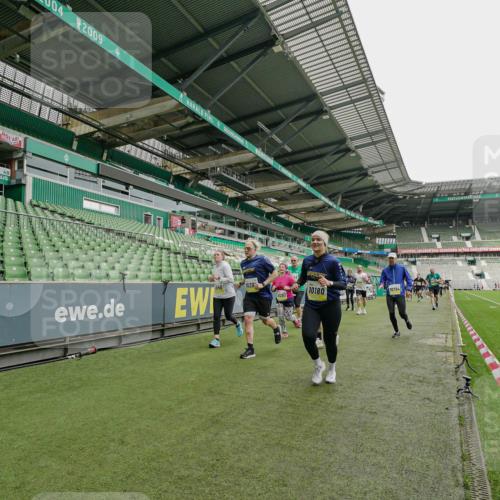 05.10.2025 - 20. swb-Marathon Bremen Michael Burmester http://msf.ph/oto/9224321 05.10.2025 10:33:46 Laufen im Stadion 5172, 7077, 9000, 9221, 9258, 9260, 9266, 9282, 9309, 9314, 9359, 9424, 9489, 9520, 9521, 9529, 9539, 9541, 9560, 9569, 9577, 9633, 9654, 9717, 9811, 9835, 9855, 9881, 9882, 9902, 9935, 10008, 10015, 10028, 10032, 10107, 10116, 10180, 10195, 10231, 10232, 10233, 10256, 10287, 10302, 10307, 10323, 10387, 10394, 10466, 10484, 10533, 10546, 10590, 10591, 10755, 10758, 10794, 10915, 10992, 9195, 9197, 9295, 9367, 9392, 9402, 9407, 9461, 9492 meine-sportfotos.de