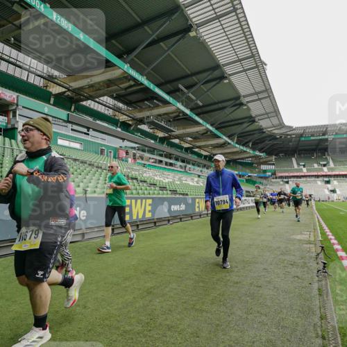 05.10.2025 - 20. swb-Marathon Bremen Michael Burmester http://msf.ph/oto/9224326 05.10.2025 10:33:48 Laufen im Stadion 5172, 7077, 9000, 9221, 9258, 9266, 9282, 9309, 9314, 9359, 9424, 9489, 9520, 9521, 9529, 9539, 9541, 9560, 9569, 9577, 9633, 9654, 9717, 9811, 9835, 9855, 9881, 9882, 9902, 9935, 10008, 10015, 10028, 10032, 10069, 10107, 10116, 10178, 10180, 10195, 10231, 10232, 10233, 10256, 10287, 10302, 10307, 10323, 10387, 10466, 10484, 10533, 10546, 10590, 10591, 10755, 10758, 10794, 10915, 10992, 9195, 9197, 9260, 9295, 9367, 9392, 9402, 9407, 9461, 9492 meine-sportfotos.de