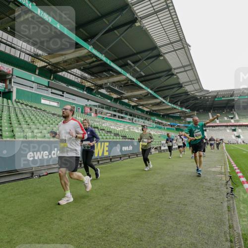 05.10.2025 - 20. swb-Marathon Bremen Michael Burmester http://msf.ph/oto/9224329 05.10.2025 10:33:51 Laufen im Stadion 5172, 7077, 9000, 9221, 9258, 9266, 9282, 9309, 9314, 9359, 9424, 9489, 9520, 9521, 9529, 9539, 9541, 9560, 9569, 9577, 9633, 9654, 9717, 9811, 9835, 9855, 9881, 9882, 9902, 9935, 10003, 10005, 10015, 10024, 10028, 10032, 10069, 10107, 10116, 10178, 10180, 10195, 10231, 10232, 10233, 10256, 10287, 10302, 10307, 10323, 10466, 10484, 10533, 10546, 10590, 10591, 10755, 10758, 10794, 10915, 10992, 9195, 9197, 9260, 9295, 9367, 9392, 9402, 9461, 9492 meine-sportfotos.de