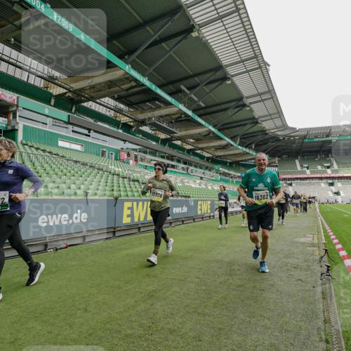 05.10.2025 - 20. swb-Marathon Bremen Michael Burmester http://msf.ph/oto/9224330 05.10.2025 10:33:52 Laufen im Stadion 5172, 7077, 9000, 9221, 9258, 9266, 9282, 9309, 9314, 9359, 9424, 9489, 9520, 9521, 9529, 9541, 9560, 9569, 9577, 9633, 9654, 9717, 9811, 9835, 9855, 9881, 9882, 9902, 9935, 10003, 10005, 10015, 10024, 10028, 10032, 10069, 10107, 10116, 10178, 10180, 10195, 10231, 10232, 10233, 10256, 10287, 10302, 10307, 10323, 10466, 10484, 10533, 10546, 10590, 10591, 10641, 10755, 10758, 10794, 10915, 10992, 9195, 9197, 9260, 9295, 9367, 9392, 9402, 9461, 9492 meine-sportfotos.de