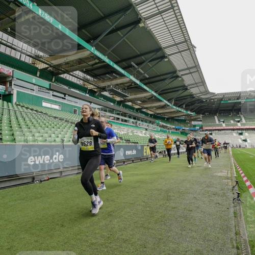 05.10.2025 - 20. swb-Marathon Bremen Michael Burmester http://msf.ph/oto/9224336 05.10.2025 10:33:56 Laufen im Stadion 5172, 7077, 9000, 9221, 9258, 9266, 9282, 9309, 9314, 9359, 9424, 9489, 9520, 9521, 9529, 9541, 9560, 9569, 9577, 9591, 9633, 9654, 9714, 9717, 9811, 9855, 9881, 9882, 9902, 9935, 10003, 10005, 10015, 10024, 10028, 10032, 10069, 10107, 10116, 10178, 10180, 10195, 10231, 10232, 10233, 10256, 10287, 10302, 10307, 10323, 10408, 10466, 10484, 10533, 10546, 10590, 10591, 10641, 10755, 10758, 10794, 10915, 10992, 9195, 9197, 9260, 9367, 9402, 9492 meine-sportfotos.de
