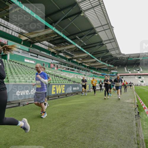 05.10.2025 - 20. swb-Marathon Bremen Michael Burmester http://msf.ph/oto/9224337 05.10.2025 10:33:56 Laufen im Stadion 5172, 7077, 9000, 9221, 9258, 9266, 9282, 9309, 9314, 9359, 9424, 9489, 9520, 9521, 9529, 9541, 9560, 9569, 9577, 9591, 9633, 9654, 9714, 9717, 9811, 9855, 9881, 9882, 9902, 9935, 10003, 10005, 10015, 10024, 10028, 10032, 10069, 10107, 10116, 10178, 10180, 10195, 10231, 10232, 10233, 10256, 10287, 10302, 10307, 10323, 10408, 10466, 10484, 10533, 10546, 10590, 10591, 10641, 10755, 10758, 10794, 10915, 10992, 9195, 9197, 9260, 9367, 9402, 9492 meine-sportfotos.de