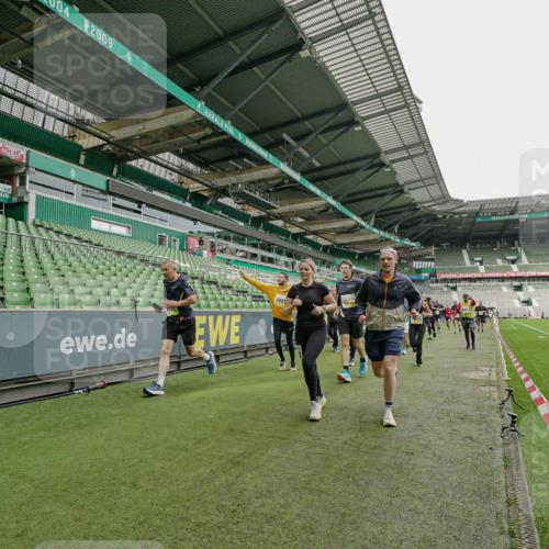 05.10.2025 - 20. swb-Marathon Bremen Michael Burmester http://msf.ph/oto/9224339 05.10.2025 10:33:58 Laufen im Stadion 5172, 7077, 7101, 9000, 9221, 9258, 9266, 9282, 9309, 9314, 9359, 9424, 9472, 9489, 9520, 9521, 9529, 9541, 9560, 9569, 9577, 9591, 9633, 9654, 9714, 9717, 9811, 9820, 9855, 9881, 9882, 9902, 9935, 10003, 10005, 10015, 10024, 10028, 10032, 10069, 10107, 10116, 10178, 10180, 10195, 10196, 10231, 10232, 10233, 10256, 10287, 10302, 10307, 10323, 10398, 10408, 10466, 10484, 10533, 10546, 10590, 10591, 10641, 10755, 10758, 10794, 10915, 10992, 9258, 9260, 9367, 9402 meine-sportfotos.de