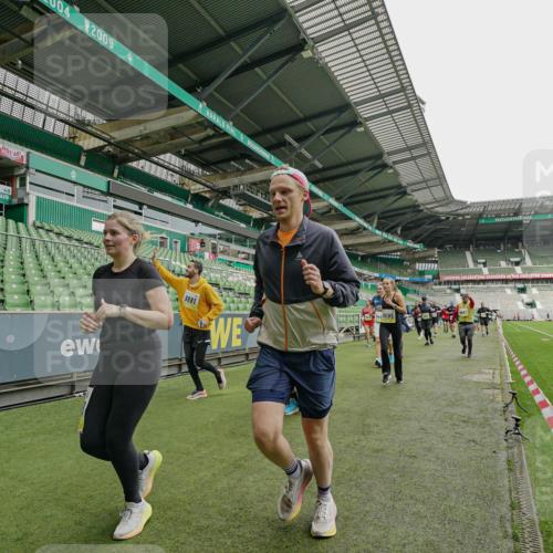 05.10.2025 - 20. swb-Marathon Bremen Michael Burmester http://msf.ph/oto/9224341 05.10.2025 10:33:59 Laufen im Stadion 5172, 7077, 7101, 9000, 9221, 9266, 9282, 9309, 9314, 9359, 9424, 9472, 9489, 9520, 9521, 9529, 9541, 9560, 9569, 9577, 9591, 9633, 9714, 9717, 9811, 9820, 9855, 9881, 9882, 9902, 9935, 9947, 10003, 10005, 10015, 10024, 10028, 10032, 10069, 10107, 10116, 10178, 10180, 10195, 10196, 10231, 10232, 10233, 10256, 10287, 10302, 10307, 10323, 10398, 10408, 10424, 10466, 10484, 10533, 10546, 10590, 10591, 10641, 10755, 10758, 10794, 10915, 10992, 9258, 9260, 9367, 9402 meine-sportfotos.de