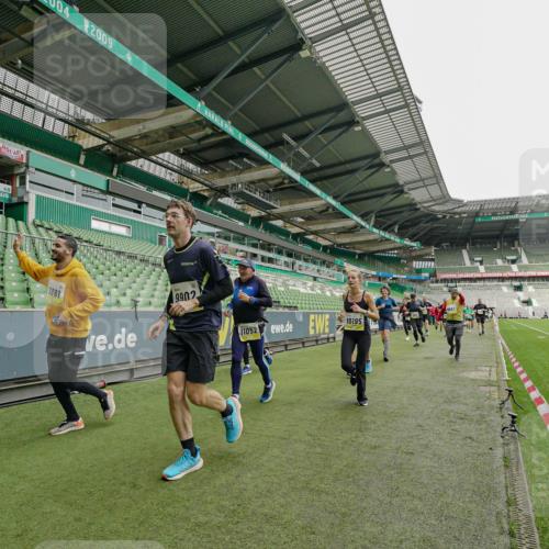 05.10.2025 - 20. swb-Marathon Bremen Michael Burmester http://msf.ph/oto/9224342 05.10.2025 10:33:59 Laufen im Stadion 5172, 7077, 7101, 9000, 9221, 9266, 9282, 9309, 9314, 9359, 9424, 9472, 9489, 9520, 9521, 9529, 9541, 9560, 9569, 9577, 9591, 9633, 9714, 9717, 9811, 9820, 9855, 9881, 9882, 9902, 9935, 9947, 10003, 10005, 10015, 10024, 10028, 10032, 10069, 10107, 10116, 10178, 10180, 10195, 10196, 10231, 10232, 10233, 10256, 10287, 10302, 10307, 10323, 10398, 10408, 10424, 10466, 10484, 10533, 10546, 10590, 10591, 10641, 10755, 10758, 10794, 10915, 10992, 9258, 9260, 9367, 9402 meine-sportfotos.de