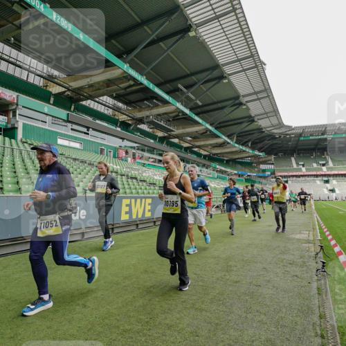05.10.2025 - 20. swb-Marathon Bremen Michael Burmester http://msf.ph/oto/9224344 05.10.2025 10:34:00 Laufen im Stadion 5172, 7077, 7101, 9000, 9221, 9266, 9282, 9309, 9314, 9359, 9424, 9472, 9489, 9520, 9521, 9529, 9541, 9560, 9569, 9591, 9633, 9714, 9717, 9811, 9820, 9855, 9881, 9882, 9902, 9935, 9947, 10003, 10005, 10009, 10015, 10024, 10028, 10032, 10069, 10107, 10116, 10178, 10180, 10195, 10196, 10231, 10232, 10233, 10256, 10287, 10302, 10307, 10323, 10398, 10408, 10424, 10466, 10484, 10533, 10546, 10590, 10591, 10641, 10755, 10758, 10794, 10915, 10992, 9258, 9260, 9367, 10233 meine-sportfotos.de