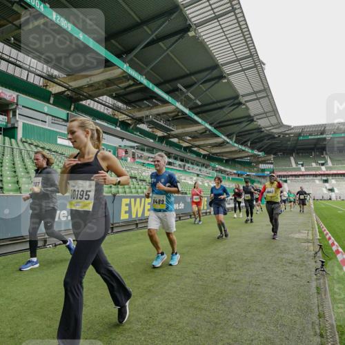 05.10.2025 - 20. swb-Marathon Bremen Michael Burmester http://msf.ph/oto/9224345 05.10.2025 10:34:01 Laufen im Stadion 5172, 7077, 7101, 9000, 9221, 9266, 9282, 9309, 9314, 9359, 9424, 9472, 9489, 9520, 9521, 9529, 9541, 9560, 9569, 9591, 9633, 9714, 9717, 9811, 9820, 9855, 9881, 9882, 9902, 9935, 9947, 10003, 10005, 10009, 10015, 10024, 10028, 10032, 10069, 10107, 10116, 10178, 10180, 10195, 10196, 10231, 10232, 10256, 10287, 10302, 10307, 10398, 10408, 10424, 10466, 10484, 10533, 10546, 10590, 10591, 10641, 10755, 10758, 10794, 10915, 10992, 9258, 9260, 10233 meine-sportfotos.de