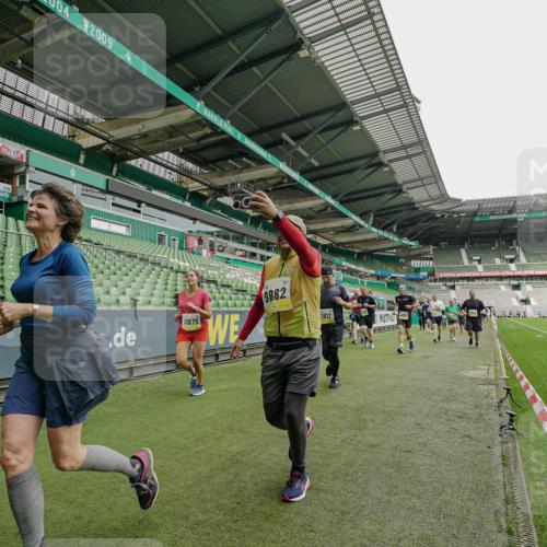 05.10.2025 - 20. swb-Marathon Bremen Michael Burmester http://msf.ph/oto/9224349 05.10.2025 10:34:03 Laufen im Stadion 5172, 7101, 9000, 9221, 9266, 9282, 9309, 9314, 9359, 9424, 9472, 9489, 9520, 9521, 9529, 9541, 9560, 9569, 9591, 9633, 9714, 9717, 9811, 9820, 9855, 9881, 9882, 9902, 9935, 9943, 9947, 10003, 10005, 10009, 10015, 10024, 10028, 10032, 10069, 10107, 10116, 10178, 10180, 10195, 10196, 10231, 10256, 10287, 10302, 10307, 10398, 10408, 10424, 10466, 10484, 10546, 10590, 10591, 10641, 10755, 10758, 10794, 10915, 10992, 7077, 9258, 9260, 10233 meine-sportfotos.de