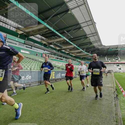 05.10.2025 - 20. swb-Marathon Bremen Michael Burmester http://msf.ph/oto/9224355 05.10.2025 10:34:07 Laufen im Stadion 5172, 7101, 7215, 9000, 9221, 9266, 9282, 9309, 9314, 9372, 9424, 9472, 9489, 9520, 9521, 9529, 9541, 9547, 9560, 9569, 9585, 9591, 9633, 9714, 9811, 9820, 9855, 9872, 9881, 9882, 9902, 9935, 9943, 9947, 10003, 10005, 10009, 10015, 10024, 10028, 10032, 10069, 10107, 10116, 10178, 10180, 10191, 10195, 10196, 10231, 10261, 10285, 10287, 10302, 10307, 10398, 10408, 10424, 10466, 10546, 10590, 10591, 10641, 10755, 10758, 10794, 10992, 7077, 9258, 9260, 10233 meine-sportfotos.de