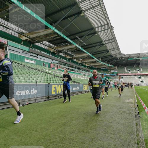 05.10.2025 - 20. swb-Marathon Bremen Michael Burmester http://msf.ph/oto/9224363 05.10.2025 10:34:10 Laufen im Stadion 5172, 7101, 7215, 9000, 9221, 9266, 9282, 9309, 9314, 9372, 9424, 9472, 9489, 9520, 9521, 9529, 9547, 9560, 9569, 9585, 9591, 9633, 9714, 9783, 9811, 9820, 9855, 9872, 9881, 9882, 9902, 9932, 9943, 9947, 10003, 10005, 10009, 10015, 10024, 10028, 10069, 10107, 10111, 10116, 10178, 10180, 10191, 10195, 10196, 10231, 10261, 10285, 10287, 10302, 10307, 10398, 10408, 10424, 10466, 10546, 10590, 10591, 10641, 10648, 10755, 10758, 10794, 7077, 9258, 10233 meine-sportfotos.de