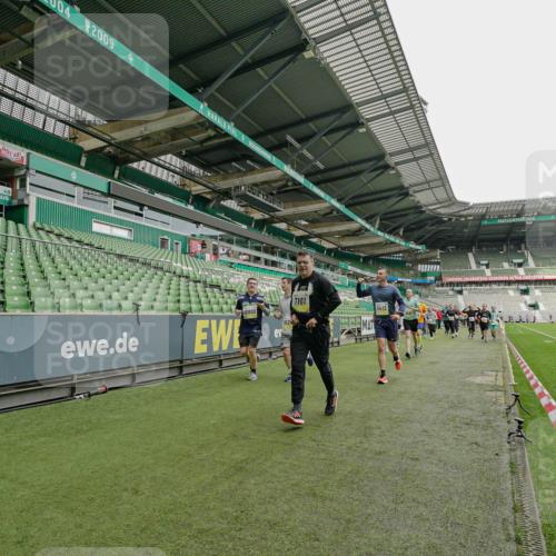 05.10.2025 - 20. swb-Marathon Bremen Michael Burmester http://msf.ph/oto/9224369 05.10.2025 10:34:15 Laufen im Stadion 5172, 7101, 7215, 9000, 9266, 9309, 9314, 9372, 9472, 9489, 9520, 9521, 9529, 9547, 9560, 9585, 9591, 9714, 9719, 9783, 9811, 9820, 9844, 9872, 9881, 9882, 9902, 9932, 9943, 9947, 10003, 10005, 10009, 10015, 10024, 10028, 10069, 10088, 10107, 10111, 10116, 10178, 10180, 10191, 10195, 10196, 10231, 10261, 10285, 10287, 10302, 10307, 10329, 10398, 10408, 10424, 10466, 10546, 10590, 10591, 10641, 10648, 10755, 10758, 10794, 7077, 9258, 10233 meine-sportfotos.de