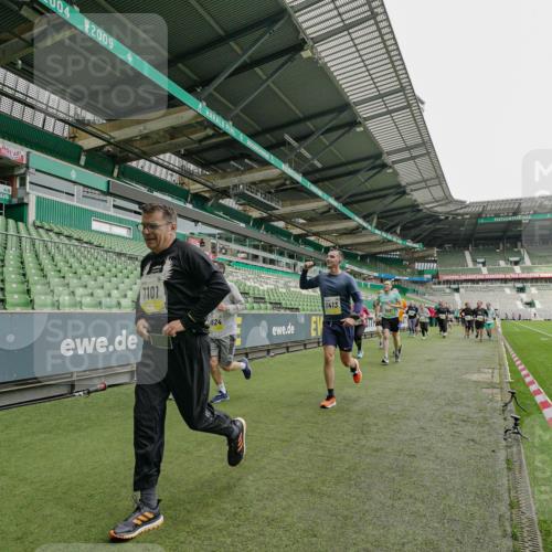 05.10.2025 - 20. swb-Marathon Bremen Michael Burmester http://msf.ph/oto/9224370 05.10.2025 10:34:15 Laufen im Stadion 5172, 7101, 7215, 9000, 9266, 9309, 9314, 9372, 9472, 9489, 9520, 9521, 9529, 9547, 9560, 9585, 9591, 9714, 9719, 9783, 9811, 9820, 9844, 9872, 9881, 9882, 9902, 9932, 9943, 9947, 10003, 10005, 10009, 10015, 10024, 10028, 10069, 10088, 10107, 10111, 10116, 10178, 10180, 10191, 10195, 10196, 10231, 10261, 10285, 10287, 10302, 10307, 10329, 10398, 10408, 10424, 10466, 10546, 10590, 10591, 10641, 10648, 10755, 10758, 10794, 7077, 9258, 10233 meine-sportfotos.de