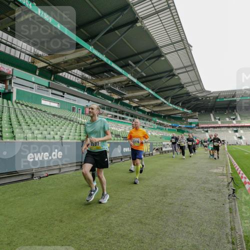 05.10.2025 - 20. swb-Marathon Bremen Michael Burmester http://msf.ph/oto/9224376 05.10.2025 10:34:18 Laufen im Stadion 5172, 7101, 7147, 7215, 9000, 9266, 9292, 9309, 9314, 9372, 9472, 9489, 9520, 9521, 9529, 9547, 9585, 9591, 9714, 9719, 9783, 9811, 9820, 9844, 9872, 9881, 9882, 9902, 9932, 9943, 9947, 10003, 10005, 10009, 10015, 10024, 10028, 10069, 10088, 10107, 10111, 10116, 10178, 10180, 10191, 10195, 10196, 10200, 10231, 10261, 10285, 10287, 10302, 10307, 10329, 10397, 10398, 10408, 10424, 10466, 10527, 10546, 10590, 10641, 10648, 10758, 10794, 7077, 9258, 10233 meine-sportfotos.de