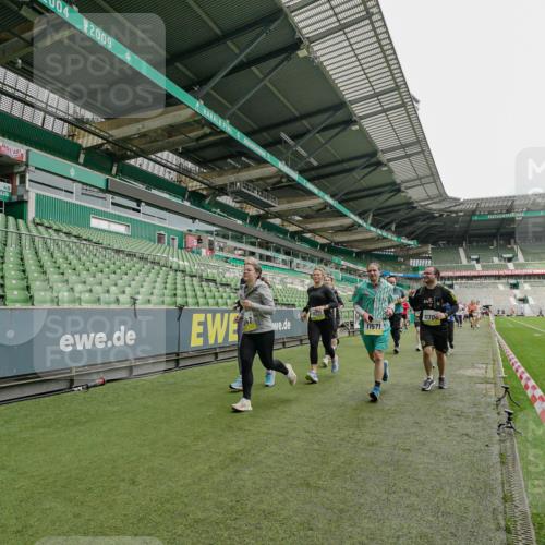 05.10.2025 - 20. swb-Marathon Bremen Michael Burmester http://msf.ph/oto/9224381 05.10.2025 10:34:21 Laufen im Stadion 5172, 7101, 7147, 7215, 9000, 9266, 9292, 9309, 9314, 9372, 9472, 9489, 9521, 9529, 9547, 9585, 9591, 9669, 9714, 9719, 9720, 9783, 9797, 9811, 9820, 9844, 9872, 9881, 9882, 9902, 9932, 9943, 9947, 10003, 10005, 10009, 10015, 10024, 10028, 10069, 10088, 10107, 10111, 10116, 10178, 10180, 10191, 10195, 10196, 10200, 10231, 10261, 10285, 10287, 10302, 10307, 10329, 10341, 10397, 10398, 10408, 10424, 10466, 10527, 10546, 10590, 10641, 10645, 10648, 10758, 10794, 7077 meine-sportfotos.de