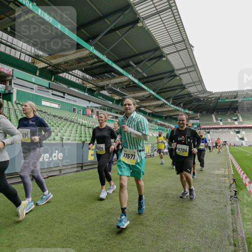 05.10.2025 - 20. swb-Marathon Bremen Michael Burmester http://msf.ph/oto/9224384 05.10.2025 10:34:22 Laufen im Stadion 5172, 7101, 7147, 7215, 9266, 9292, 9309, 9314, 9372, 9430, 9472, 9489, 9521, 9529, 9547, 9585, 9591, 9669, 9714, 9719, 9720, 9783, 9797, 9811, 9820, 9844, 9872, 9881, 9882, 9902, 9932, 9943, 9947, 10003, 10005, 10009, 10015, 10024, 10028, 10069, 10088, 10107, 10111, 10116, 10178, 10180, 10191, 10195, 10196, 10200, 10231, 10261, 10285, 10287, 10302, 10307, 10329, 10341, 10397, 10398, 10408, 10424, 10466, 10527, 10546, 10590, 10641, 10645, 10648, 10758, 7077 meine-sportfotos.de