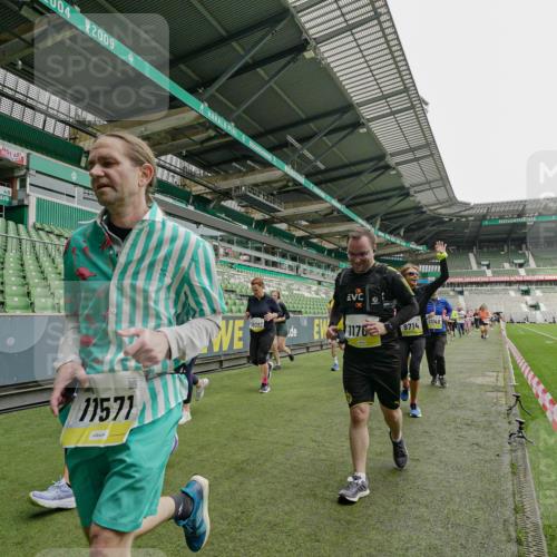05.10.2025 - 20. swb-Marathon Bremen Michael Burmester http://msf.ph/oto/9224386 05.10.2025 10:34:23 Laufen im Stadion 5172, 7101, 7147, 7215, 9266, 9292, 9309, 9314, 9372, 9430, 9472, 9489, 9521, 9529, 9547, 9585, 9591, 9669, 9714, 9719, 9720, 9783, 9797, 9811, 9820, 9844, 9872, 9881, 9882, 9902, 9932, 9943, 9947, 10003, 10005, 10009, 10015, 10024, 10028, 10069, 10088, 10107, 10111, 10116, 10178, 10180, 10191, 10195, 10196, 10200, 10231, 10261, 10285, 10287, 10302, 10307, 10329, 10341, 10397, 10398, 10408, 10424, 10466, 10527, 10546, 10590, 10641, 10645, 10648, 10758 meine-sportfotos.de