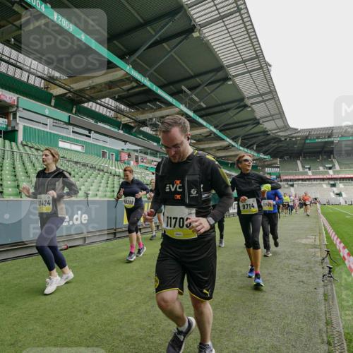 05.10.2025 - 20. swb-Marathon Bremen Michael Burmester http://msf.ph/oto/9224387 05.10.2025 10:34:23 Laufen im Stadion 5172, 7101, 7147, 7215, 9266, 9292, 9309, 9314, 9372, 9430, 9472, 9489, 9521, 9529, 9547, 9585, 9591, 9669, 9714, 9719, 9720, 9783, 9797, 9811, 9820, 9844, 9872, 9881, 9882, 9902, 9932, 9943, 9947, 10003, 10005, 10009, 10015, 10024, 10028, 10069, 10088, 10107, 10111, 10116, 10178, 10180, 10191, 10195, 10196, 10200, 10231, 10261, 10285, 10287, 10302, 10307, 10329, 10341, 10397, 10398, 10408, 10424, 10466, 10527, 10546, 10590, 10641, 10645, 10648, 10758 meine-sportfotos.de