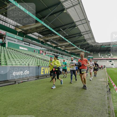 05.10.2025 - 20. swb-Marathon Bremen Michael Burmester http://msf.ph/oto/9224401 05.10.2025 10:34:30 Laufen im Stadion 7101, 7147, 7215, 9266, 9292, 9309, 9314, 9372, 9430, 9472, 9489, 9521, 9529, 9547, 9585, 9591, 9669, 9672, 9714, 9719, 9720, 9766, 9783, 9797, 9820, 9844, 9847, 9872, 9881, 9882, 9902, 9925, 9932, 9943, 9947, 9952, 9981, 10003, 10005, 10009, 10015, 10024, 10028, 10069, 10080, 10088, 10107, 10111, 10116, 10178, 10191, 10195, 10196, 10200, 10231, 10260, 10261, 10285, 10302, 10329, 10341, 10397, 10398, 10408, 10424, 10466, 10527, 10590, 10641, 10645, 10648, 10653, 9529 meine-sportfotos.de