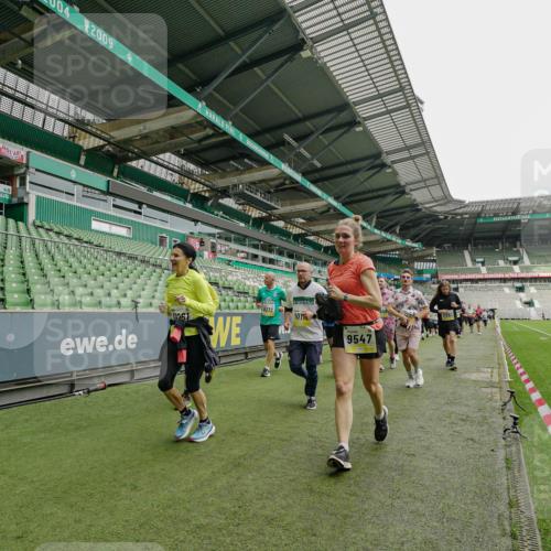 05.10.2025 - 20. swb-Marathon Bremen Michael Burmester http://msf.ph/oto/9224403 05.10.2025 10:34:30 Laufen im Stadion 7101, 7147, 7215, 9266, 9292, 9309, 9314, 9372, 9430, 9472, 9489, 9521, 9529, 9547, 9585, 9591, 9669, 9672, 9714, 9719, 9720, 9766, 9783, 9797, 9820, 9844, 9847, 9872, 9881, 9882, 9902, 9925, 9932, 9943, 9947, 9952, 9981, 10003, 10005, 10009, 10015, 10024, 10028, 10069, 10080, 10088, 10107, 10111, 10116, 10178, 10191, 10195, 10196, 10200, 10231, 10260, 10261, 10285, 10302, 10329, 10341, 10397, 10398, 10408, 10424, 10466, 10527, 10590, 10641, 10645, 10648, 10653, 9529 meine-sportfotos.de