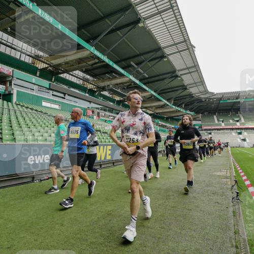 05.10.2025 - 20. swb-Marathon Bremen Michael Burmester http://msf.ph/oto/9224408 05.10.2025 10:34:32 Laufen im Stadion 7101, 7147, 7215, 9219, 9266, 9292, 9309, 9314, 9372, 9430, 9472, 9489, 9521, 9540, 9547, 9585, 9591, 9669, 9672, 9714, 9719, 9720, 9766, 9783, 9797, 9820, 9844, 9847, 9872, 9881, 9882, 9902, 9925, 9932, 9943, 9947, 9952, 9981, 10003, 10005, 10009, 10015, 10024, 10028, 10069, 10080, 10088, 10107, 10111, 10116, 10178, 10191, 10195, 10196, 10200, 10231, 10260, 10261, 10285, 10329, 10341, 10397, 10398, 10408, 10424, 10466, 10527, 10590, 10641, 10645, 10648, 10653, 9529 meine-sportfotos.de
