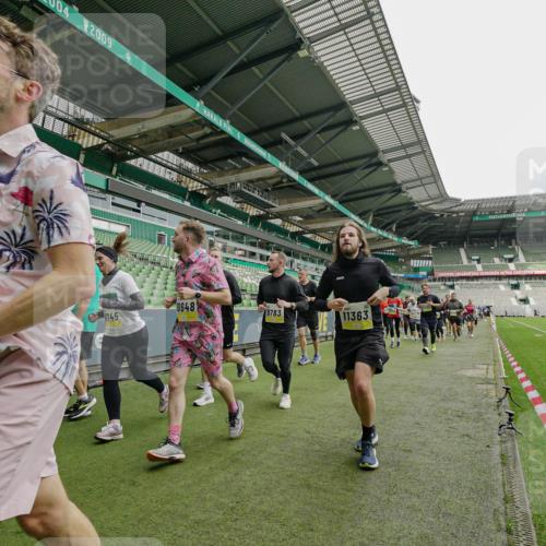 05.10.2025 - 20. swb-Marathon Bremen Michael Burmester http://msf.ph/oto/9224410 05.10.2025 10:34:32 Laufen im Stadion 7101, 7147, 7215, 9219, 9266, 9292, 9309, 9314, 9372, 9430, 9472, 9489, 9521, 9540, 9547, 9585, 9591, 9669, 9672, 9714, 9719, 9720, 9766, 9783, 9797, 9820, 9844, 9847, 9872, 9881, 9882, 9902, 9925, 9932, 9943, 9947, 9952, 9981, 10003, 10005, 10009, 10015, 10024, 10028, 10069, 10080, 10088, 10107, 10111, 10116, 10178, 10191, 10195, 10196, 10200, 10231, 10260, 10261, 10285, 10329, 10341, 10397, 10398, 10408, 10424, 10466, 10527, 10590, 10641, 10645, 10648, 10653, 9529 meine-sportfotos.de