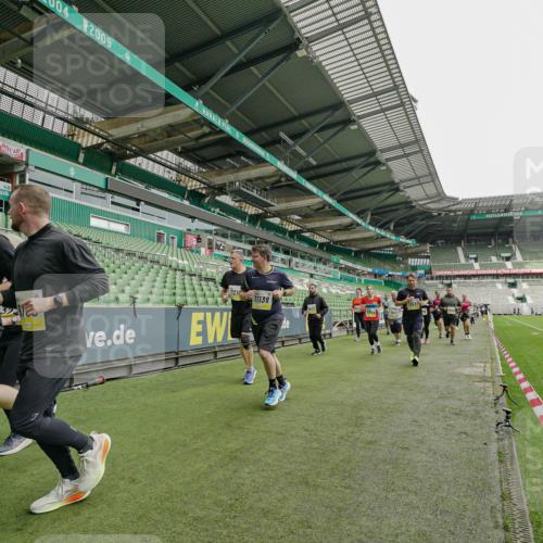 05.10.2025 - 20. swb-Marathon Bremen Michael Burmester http://msf.ph/oto/9224413 05.10.2025 10:34:34 Laufen im Stadion 7101, 7147, 7215, 9188, 9219, 9266, 9292, 9309, 9314, 9372, 9430, 9472, 9489, 9521, 9540, 9547, 9585, 9591, 9669, 9672, 9714, 9719, 9720, 9766, 9783, 9797, 9820, 9844, 9847, 9872, 9902, 9925, 9932, 9943, 9947, 9952, 9981, 10003, 10005, 10009, 10024, 10028, 10069, 10080, 10088, 10107, 10111, 10116, 10178, 10191, 10195, 10196, 10200, 10260, 10261, 10263, 10285, 10329, 10341, 10397, 10398, 10408, 10424, 10466, 10527, 10590, 10641, 10645, 10648, 10653, 9529 meine-sportfotos.de