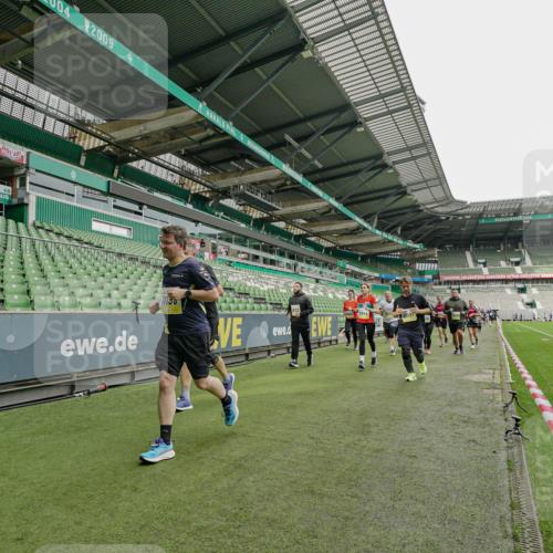 05.10.2025 - 20. swb-Marathon Bremen Michael Burmester http://msf.ph/oto/9224416 05.10.2025 10:34:34 Laufen im Stadion 7101, 7147, 7215, 9188, 9219, 9266, 9292, 9309, 9314, 9372, 9430, 9472, 9489, 9521, 9540, 9547, 9585, 9591, 9669, 9672, 9714, 9719, 9720, 9766, 9783, 9797, 9820, 9844, 9847, 9872, 9902, 9925, 9932, 9943, 9947, 9952, 9981, 10003, 10005, 10009, 10024, 10028, 10069, 10080, 10088, 10107, 10111, 10116, 10178, 10191, 10195, 10196, 10200, 10260, 10261, 10263, 10285, 10329, 10341, 10397, 10398, 10408, 10424, 10466, 10527, 10590, 10641, 10645, 10648, 10653, 9529 meine-sportfotos.de