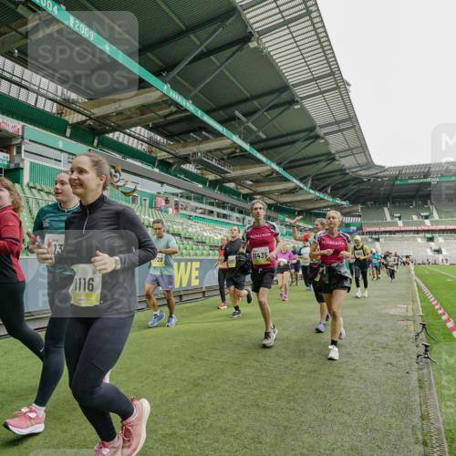 05.10.2025 - 20. swb-Marathon Bremen Michael Burmester http://msf.ph/oto/9224424 05.10.2025 10:34:39 Laufen im Stadion 7101, 7147, 7215, 9183, 9188, 9219, 9266, 9292, 9309, 9372, 9430, 9472, 9489, 9540, 9547, 9585, 9591, 9669, 9672, 9714, 9719, 9720, 9722, 9766, 9783, 9797, 9820, 9844, 9847, 9872, 9925, 9932, 9943, 9947, 9952, 9981, 10003, 10005, 10009, 10024, 10069, 10080, 10088, 10111, 10116, 10169, 10178, 10191, 10196, 10200, 10260, 10261, 10263, 10285, 10329, 10341, 10397, 10398, 10408, 10424, 10527, 10641, 10645, 10648, 10653, 10950, 9529 meine-sportfotos.de