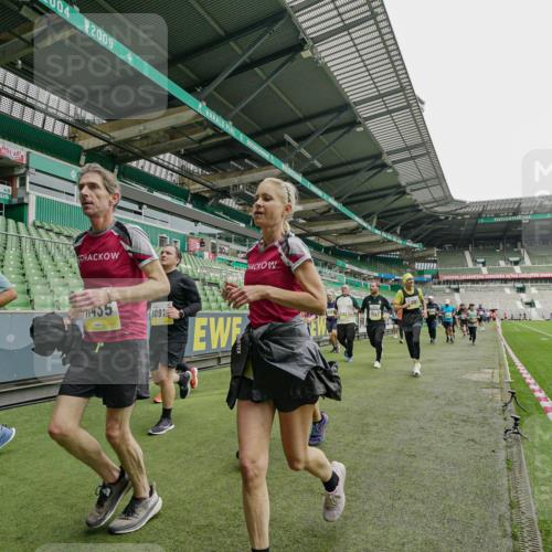 05.10.2025 - 20. swb-Marathon Bremen Michael Burmester http://msf.ph/oto/9224426 05.10.2025 10:34:40 Laufen im Stadion 7101, 7147, 7215, 9183, 9188, 9219, 9266, 9292, 9309, 9372, 9430, 9472, 9540, 9547, 9585, 9591, 9669, 9672, 9714, 9719, 9720, 9722, 9766, 9783, 9797, 9820, 9844, 9847, 9872, 9925, 9932, 9943, 9947, 9952, 9981, 10003, 10005, 10009, 10024, 10069, 10080, 10088, 10111, 10116, 10169, 10178, 10191, 10196, 10200, 10260, 10261, 10263, 10285, 10329, 10341, 10397, 10398, 10408, 10424, 10527, 10641, 10645, 10648, 10653, 10950, 9529 meine-sportfotos.de