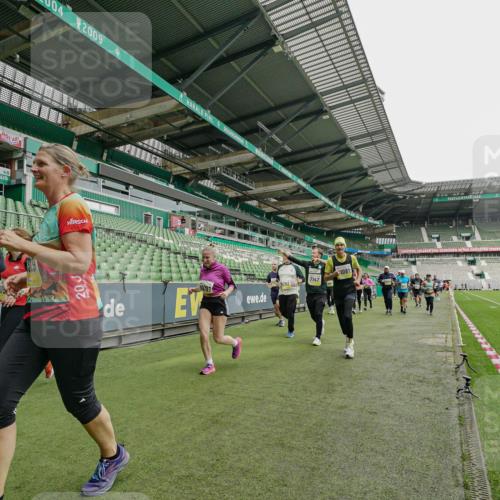 05.10.2025 - 20. swb-Marathon Bremen Michael Burmester http://msf.ph/oto/9224429 05.10.2025 10:34:40 Laufen im Stadion 7101, 7147, 7215, 9183, 9188, 9219, 9266, 9292, 9309, 9372, 9430, 9472, 9540, 9547, 9585, 9591, 9669, 9672, 9714, 9719, 9720, 9722, 9766, 9783, 9797, 9820, 9844, 9847, 9872, 9925, 9932, 9943, 9947, 9952, 9981, 10003, 10005, 10009, 10024, 10069, 10080, 10088, 10111, 10116, 10169, 10178, 10191, 10196, 10200, 10260, 10261, 10263, 10285, 10329, 10341, 10397, 10398, 10408, 10424, 10527, 10641, 10645, 10648, 10653, 10950, 9529 meine-sportfotos.de