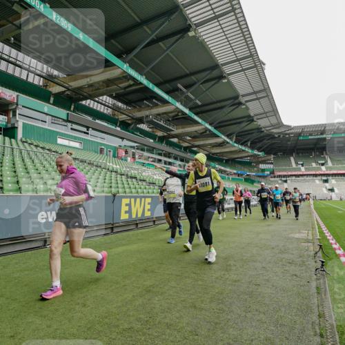 05.10.2025 - 20. swb-Marathon Bremen Michael Burmester http://msf.ph/oto/9224431 05.10.2025 10:34:41 Laufen im Stadion 7101, 7147, 7215, 9183, 9188, 9201, 9219, 9266, 9292, 9309, 9372, 9430, 9472, 9540, 9547, 9585, 9591, 9669, 9672, 9714, 9719, 9720, 9722, 9766, 9783, 9797, 9820, 9844, 9847, 9872, 9925, 9932, 9943, 9947, 9952, 9981, 10003, 10005, 10009, 10024, 10069, 10080, 10088, 10111, 10116, 10169, 10178, 10191, 10196, 10200, 10260, 10261, 10263, 10281, 10285, 10329, 10341, 10397, 10398, 10408, 10424, 10527, 10641, 10645, 10648, 10653, 10950, 9529 meine-sportfotos.de