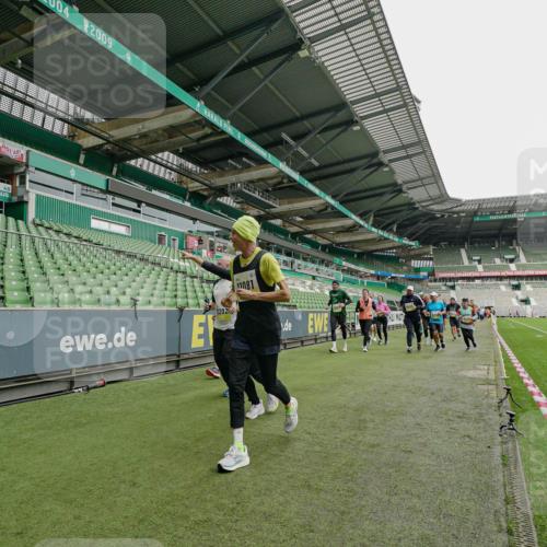 05.10.2025 - 20. swb-Marathon Bremen Michael Burmester http://msf.ph/oto/9224433 05.10.2025 10:34:42 Laufen im Stadion 7101, 7147, 7215, 9183, 9188, 9201, 9219, 9266, 9292, 9309, 9372, 9430, 9472, 9540, 9547, 9585, 9591, 9622, 9669, 9672, 9714, 9719, 9720, 9722, 9766, 9783, 9797, 9820, 9844, 9847, 9872, 9925, 9932, 9943, 9947, 9952, 9981, 10003, 10005, 10009, 10024, 10069, 10080, 10088, 10111, 10116, 10169, 10178, 10191, 10196, 10200, 10260, 10261, 10263, 10281, 10285, 10329, 10341, 10397, 10398, 10408, 10424, 10527, 10641, 10645, 10648, 10653, 10694, 10834, 10950, 9529 meine-sportfotos.de